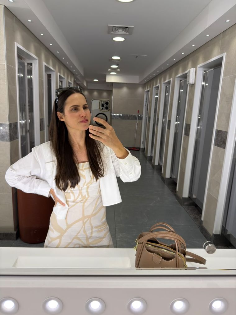 Miriã fazendo selfie no espelho