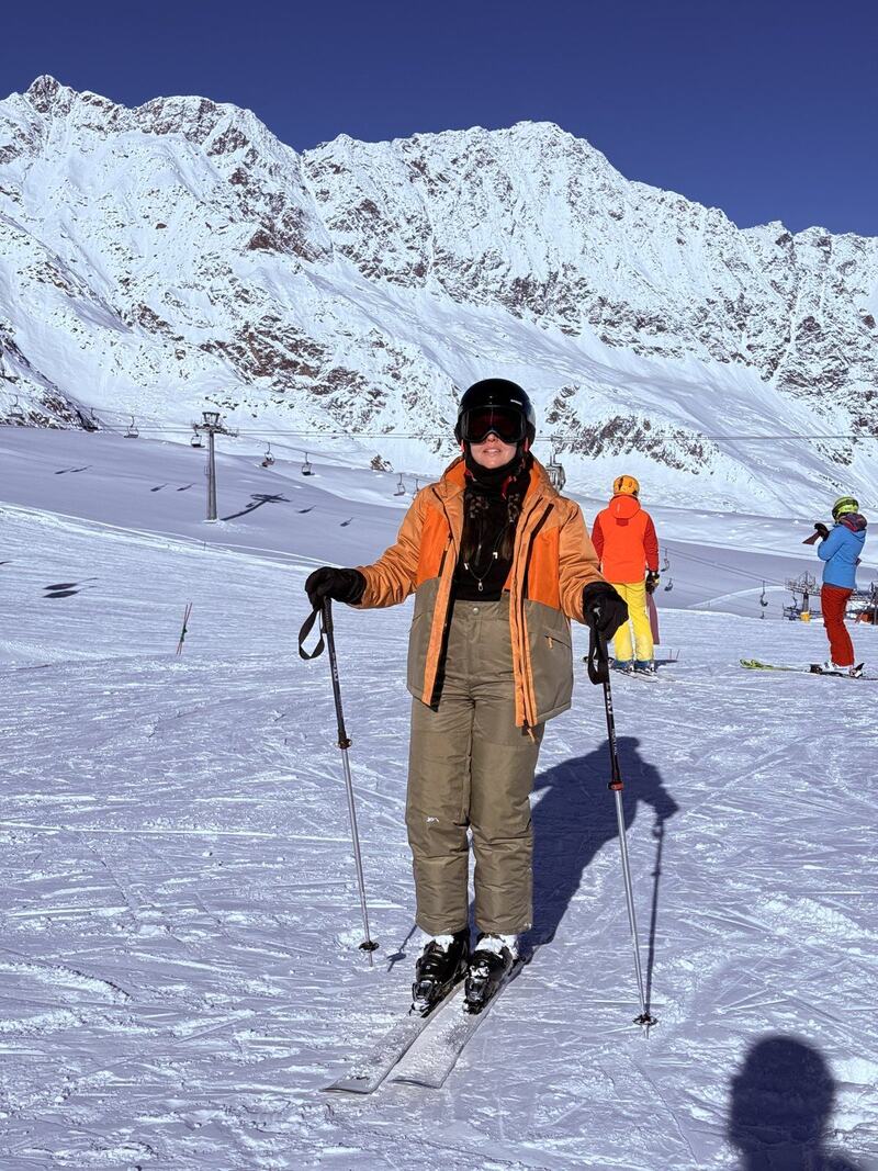 Miriã de esqui numa pista nevada