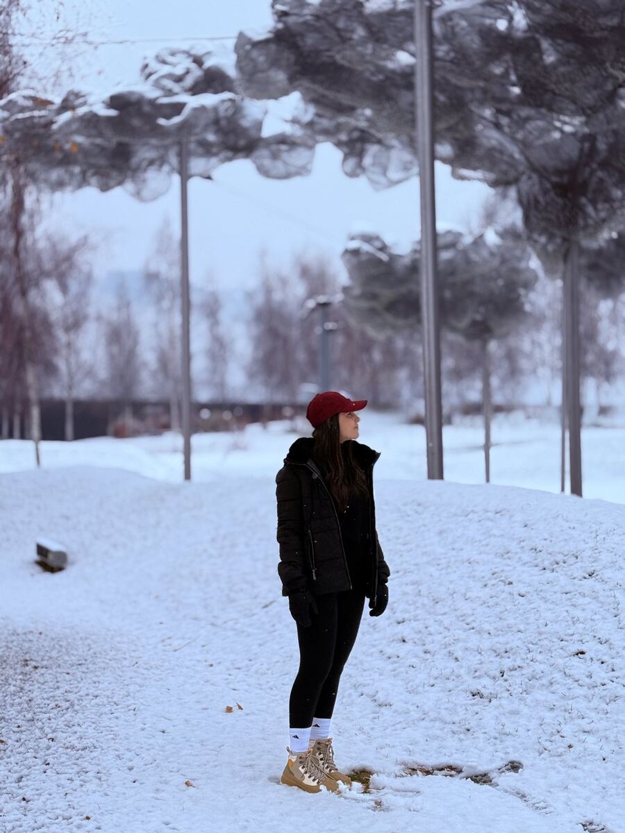 Miriã num parque coberto de neve